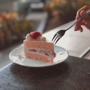 Bring the fork closer to the Shortcake with whipped cream and strawberries,